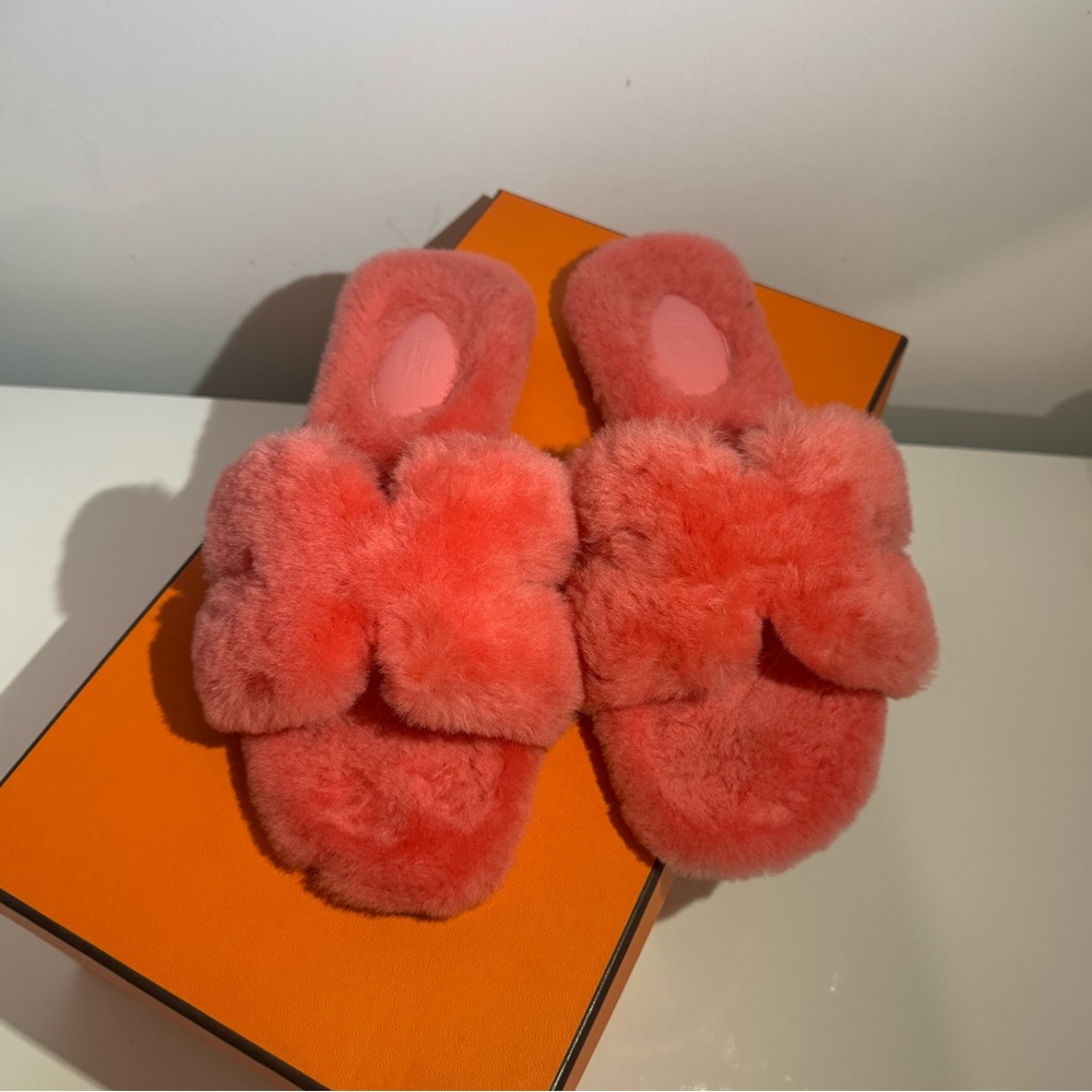 Hermes Fluffy Pink Slippers - Picture 2 of 4